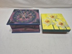 Lote de 2 caixas decorativas em madeira pintada. Medindo a maior 18cm x 15,5cm x 8cm de altura.