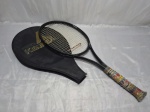 Raquete de tênis vintage Pro Kennex Composite Prophecy, na cor preta, acompanhada de capa protetora original com fechamento em zíper. Medindo 35cm x 27cm x 68cm de comprimento total.