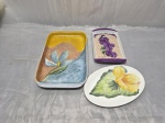 Lote de 2 travessas retangulares e petisqueira em porcelana. Medindo a maior 29cm x 17cm.