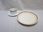 Lote de travessa redonda e molheira em porcelana. Medindo 26cm x 4cm de altura.