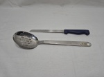 Lote de faca de pão em inox Tramontina e colher de servir em aço inox. Medindo a colher 32,5cm de comprimento, faca 30cm de comprimento.