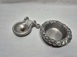 Lote de 2 cinzeiros em alumínio. Medindo o maior 15cm x 4,5cm de altura.
