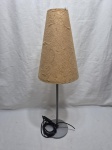 Abajur de mesa em metal com cúpula em tecido. Medindo 45,5cm de altura, cupula 20cm x 29cm de altura.