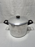 Panela, caçarola em alumínio Rochedo com tampa. Medindo 22,5cm x 15,5cm de altura.