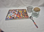 Lote de bandeja retangular em resina mosaico, leiteira em porcelana, etc. Medindo a bandeja 32cm x 25cm.