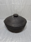 Panela, caçarola redonda em barro com patina preta. Medindo 28,5cm x 10cm de altura. Com leve bicado na tampa.