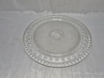 Prato de bolo em vidro ricamente moldado. Medindo 33cm de diâmetro. Com bicado.
