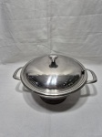 Meridional - Sopeira com 2 alças e tampa em aço inox 18/8. Medindo 24,5cm x 13cm de altura. Necessita de limpeza.