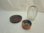 Lote diverso, composto de vaso floreira em vidro, bowl em cerâmica e salva em couro. Medindo o vaso 158cm de altura.