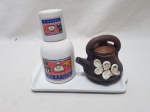 Moringa em porcelana, bandeja em porcelana e bule em terracota. Medindo a bandeja 21cm x 12,5cm.