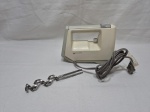 Antiga batedeira Black e Decker, modelo M-175, funcionando.