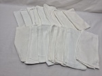Lote de 19 guardanapos em modelos e tecidos diversos. Medindo 45cm x 45cm. Com marcas de guardado.