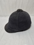 Capacete de hipismo vintage estruturado com revestimento em veludo preto, aba frontal e acabamento com botão superior. Medindo 20cm x 15cm x 13cm de altura.