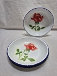 Jogo de 5 pratos fundos de massa, sopa em metal esmaltado floral. Medindo 21cm de diâmetro.