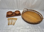 Lote de bandeja em madeira com alças em ratam, 2 cumbucas para pasta em cerâmica e 6 colheres em madeira. Medindo a cesta 33cm x 5cm de altura.