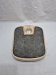 Antiga balança analógica da marca Yara. Medindo 30cm x 25cm x 6cm de altura.