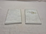 Par de bases retangulares em mármore branco. Medindo 20cm x 15cm.