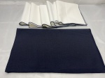 Jogo de caminho de mesa e 6 guardanapos em tecido branco. Medindo 50cm x 42cm. Com marcas de guardado.