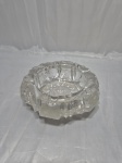 Cinzeiro em grosso demicristal ricamente lapidado. Medindo 15cm x 5cm de altura. Com leves bicados.