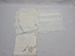 Lote de guardanapos em modelos diversos. Medindo 20cm x 20cm. Com marcas de guardado.