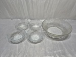 Jogo de bowl com 4 cumbucas em vidro moldado. Medindo o bowl 22cm x 7,5cm de altura, cumbuca 12,5cm x 5cm de altura.