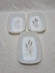 Lote de 3 petisqueiras retangulares em vidro frances Arcopal. Medindo 18cm x 11,5cm x 3,5cm de altura.