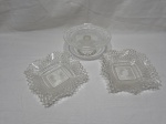 Lote de 2 petisqueiras quadradas e prato de queijo em vidro moldado. Medindo 18cm x 8cm de altura.