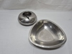 Lote de travessa triangular e farinheira em aço inox. Medindo a travessa 23cm x 23cm x 5,5cm de altura.
