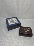Lote de 2 caixas decorativas em madeira e plástico. Medindo a maior 19cm x 19cm x 8cm de altura.