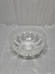 Bowl, centro de mesa em demicristal ricamente lapidado. Medindo 18cm x 7,5cm de altura. Com leves bicados.