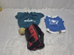 Lote de roupas para cachorro de pequeno porte.