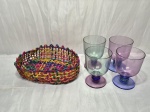 Lote de cesta em ratam colorido trançado e 4 taças de sorvete em plástico duro. Medindo a cesta 25cm x 20cm x 8cm de altura, taça 9cm x 13cm de altura.