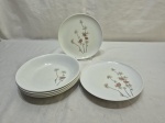 Jogo de 8 pratos em melanina Goyana floral, sendo 4 fundos e 4 de sobremesa. Medindo os fundos 18,5cm de diâmetro e os de sobremesa 18cm de diâmetro. Desgaste na peça.