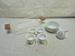 Lote de travessa retangular em acrilico com alça em madeira, 4 porta ovos, bowl e saleiro em porcelana branca. Medindo a travessa 28cm x 18cm x 5cm de altura.