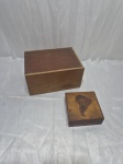 Lote de 2 caixas decorativas em madeira. Medindo a maior 19cm x 14cm x 10cm de altura.