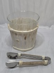 Balde de gelo em vidro com acabamento em madeira e pinça em aço inox. Medindo 14cm x 15cm de altura.