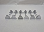 Jogo de 6 descansos de talher em metal prateado. Medindo 3,5cm x 8cm x 3,5cm de altura.