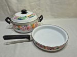 Lote de caçarola e frigideira em metal esmaltado com estampa floral. Medindo a maior 24cm x 10,5cm de altura.