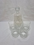 Lote de garrafa licoreira com 5 copos de suco em demicristal lapidado. Medindo o copo 7cm x 10,5cm de altura, garrafa 23cm de altura.