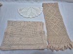 Lote de 3 caminhos de mesa em crochê. Medindo o maior 90cm x 16,5cm. Com marcas de guardado.