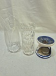 Lote de 2 vasos, floreiras em demicristal e rechaud para aromatizantes em porcelana. Medindo o maior 15cm de altura. Ul deles com mancha.