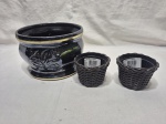 Lote de cachepot em cerâmica com relevos e 2 vasos floreiras em plástico duro. Medindo o cachepot 19cm x 13cm de altura, com pequenos bicados.