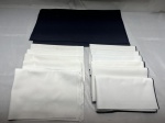 Jogo de caminho de mesa e 6 guardanapos em tecido branco com costura branca e 6 guardanapos brancos com costura preta. Medindo 50cm x 42cm. Com marcas de guardado.