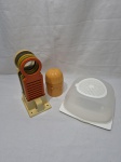 Lote de prato de queijo com tampa, espremedor de limão e ralador, peças em plástico duro. Medindo o porta queijos 19cm x 19cm x 10cm de altura.