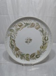 Real - Prato de bolo em porcelana com pintura floral. Medindo 31,5cm de diâmetro.