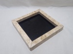 Linda base, cinzeiro em mármore. Medindo 24,5cm x 24,5cm x 4cm de altura.