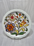 Prato decorativo em porcelana com estampa floral. Medindo 24,5cm de diâmetro. Com desgaste.