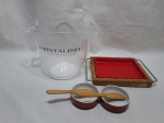 Lote composto de bandeja quadrada em cortiça, champanheira em acrilico, etc. Medindo o balde de gelo 21cm x 9cm de altura.