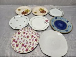 Lote de 8 pratos de sobremesa diversas em porcelana. Medindo o maior 19,5cm de diâmetro.