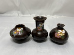 Jogo de 3 miniaturas de vaso em cerâmica marrom com flores em relevo. Medindo o maior 6,5cm de altura.